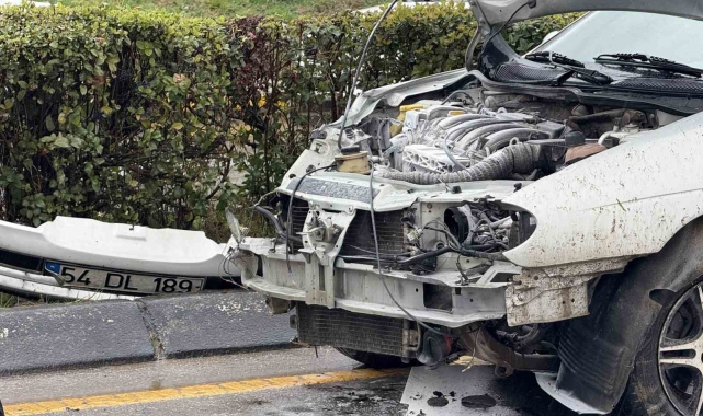 Kontrolden çıkan otomobil refüje çarptı, motor kısmı yandı