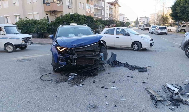 Kontrolsüz kavşakta iki otomobil çarpıştı, fenalaşan sürücü hastaneye kaldırıldı