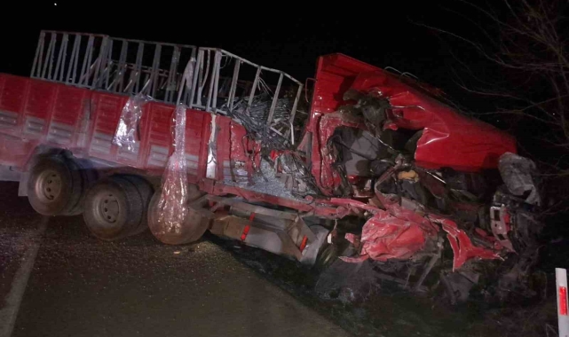 Konya'da cam yüklü kamyon askeri araca çarptı: 1 yaralı