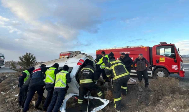 Konya'da hafif ticari araç takla attı: 5 yaralı