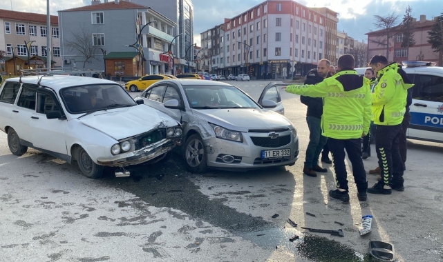 Konya'da iki otomobil çarpıştı: 2 yaralı
