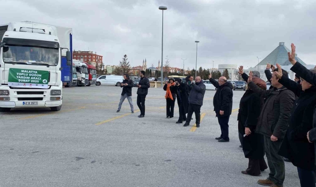 Konya'dan Malatya'ya 100 çiftin düğünü için çeyiz yardımları tırlarla yola çıktı