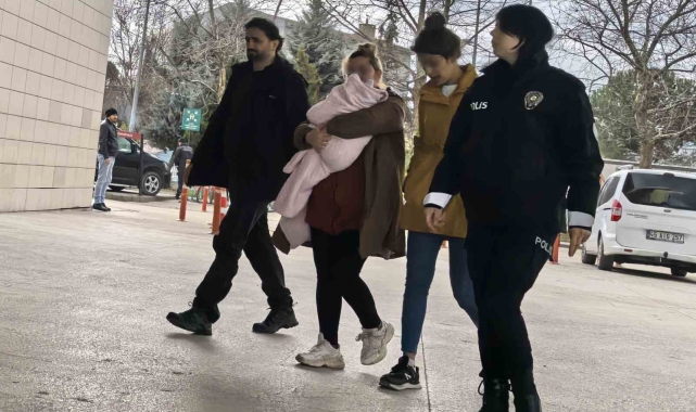 Kucaklarında bebekle hırsızlık yapan 2 kadın yakalandı