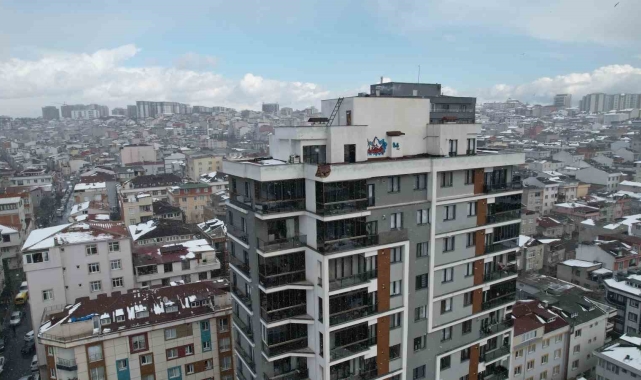 Küçükçekmece'de bir binanın çatısına yıldırım düştü: Kopan parçalar araçlara zarar verdi, 1 yaralı