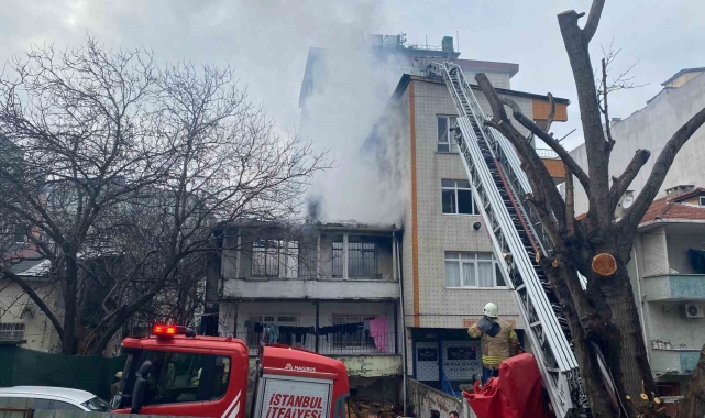 Küçükçekmece'de korkutan yangın: 2 katlı gecekonduda çıktı, alevler yan binaya sıçradı