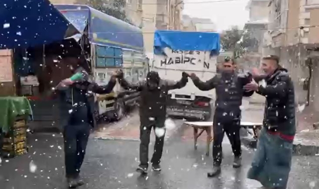 Küçükçekmece'de pazarcıların kar keyfi