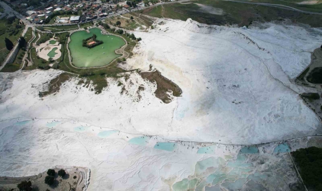 Kuraklık ve denetimsiz jeotermal su kullanımı beyaz cennet Pamukkale'yi karartıyor