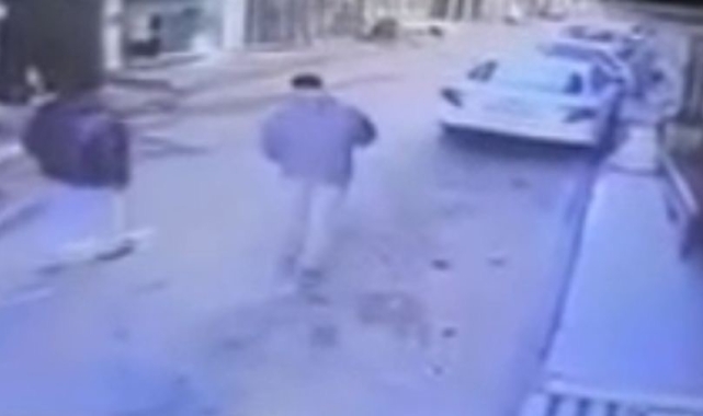 Kurşunlardan kaçmak için araç etrafında ring attı...Silahlı saldırı kamerada