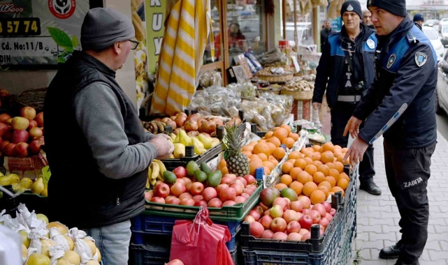 Kuşadası Belediyesi zabıta ekipleri kaldırım işgaline geçit vermiyor