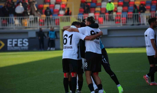 Kuşadasıspor, Bornova 1877'yi 4 golle geçti