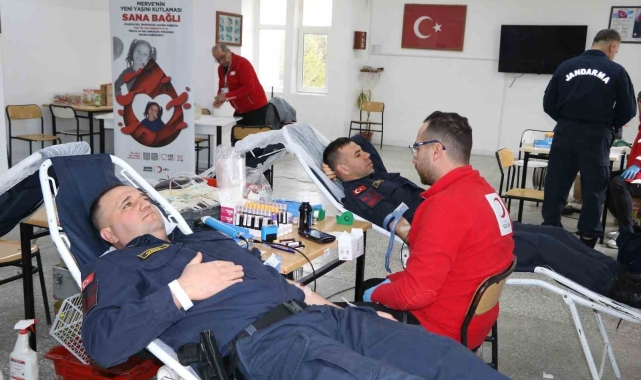 Kütahya'da jandarmadan Kızılay'a kan bağışı