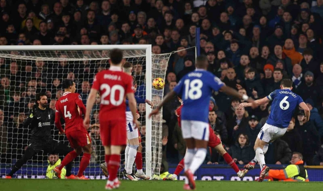 Liverpool derbisinde Everton 90+8'de puanı kaptı