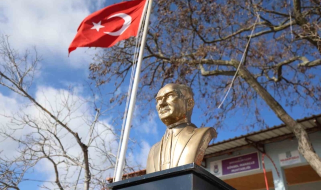 Mahalle halkının istediği Atatürk büstü muhtarlık önüne yerleştirildi