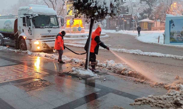 Malatya'da karla mücadele ekipleri 11 ilçede sahada
