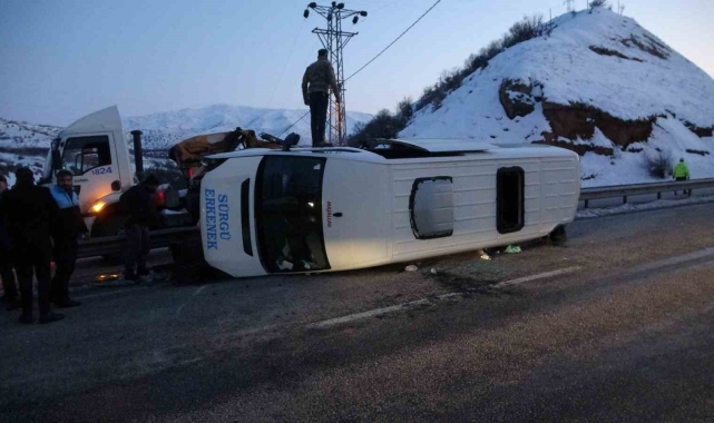 Malatya'da kontrolden çıkan minibüs devrildi: 11 yaralı