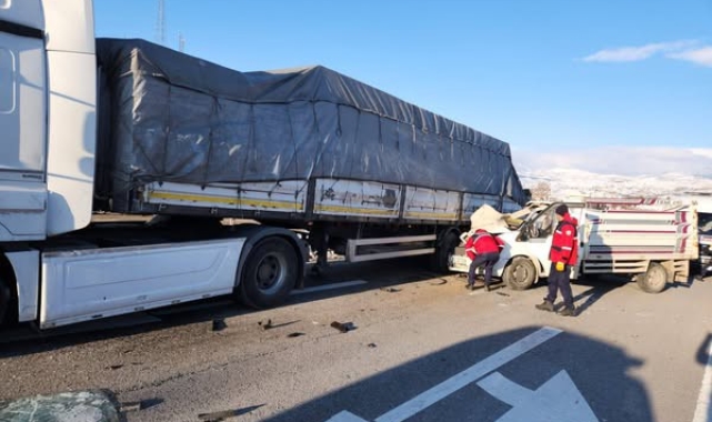 Malatya'da tır ile kamyonet çarpıştı: 1 ölü, 1 yaralı