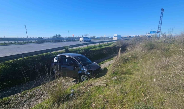 Manavgat-Antalya yolunda otomobil şarampole devrildi: 1 yaralı