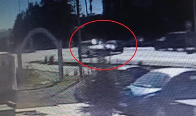 Manavgat'ta kavşakta iki otomobil çarpıştı