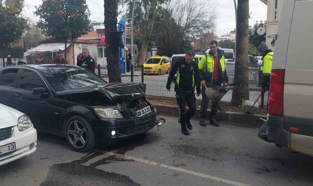 Manavgat'ta otomobil, okul servisine arkadan çarptı, kaza anı güvenlik kamerasına yansıdı