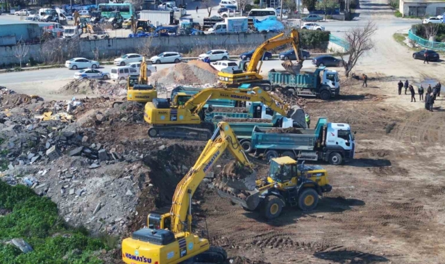 Manisa&#039;da bin kamyonluk hafriyat kaldırılıyor