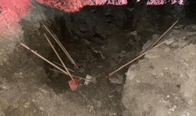 Manisa'da kazma-kürekli defineciler suçüstü yakalandı