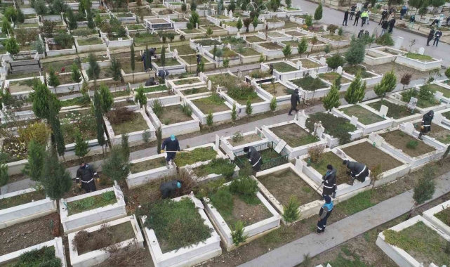 Manisa'da mezarlık bakımları aralıksız devam ediyor