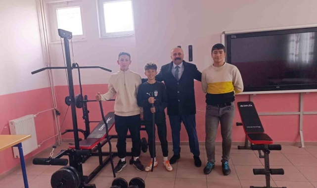 Manisa'da okullar arası spor malzemesi dayanışması