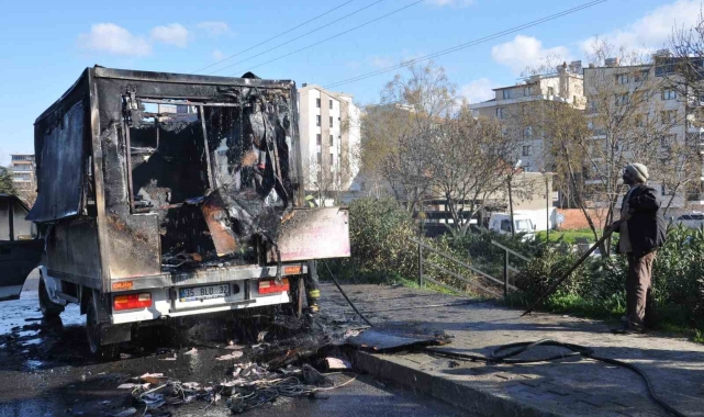 Manisa'da seyir halindeki mobil lokma aracı yandı