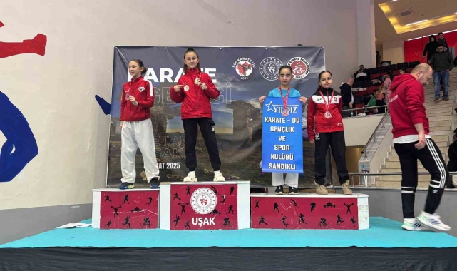 Manyaslı karateciler Ege Karate Ligi'nden madalyalarla döndü