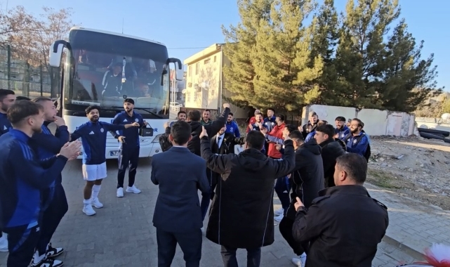 Mardin'de futbolcular, gelin arabasından damadı indirip çiftetelli oynadı