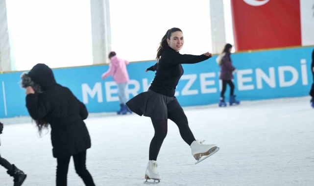 Merkezefendi'de buz pateni coşkusu devam ediyor
