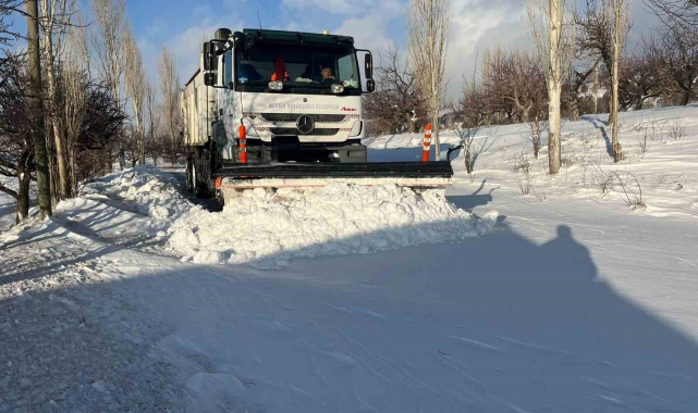 Mersin Mut'ta karla kaplanan yollar açıldı