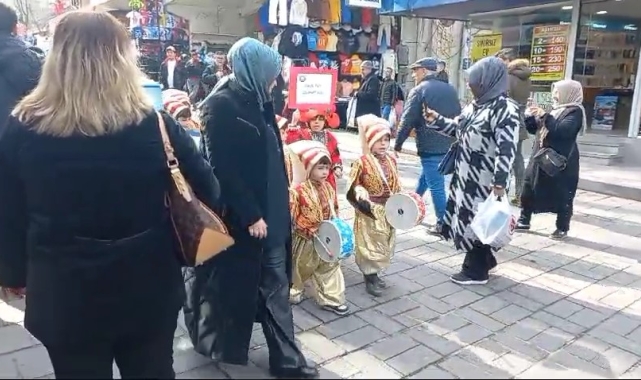 Minik yeniçerilerden Ramazan yürüyüşü