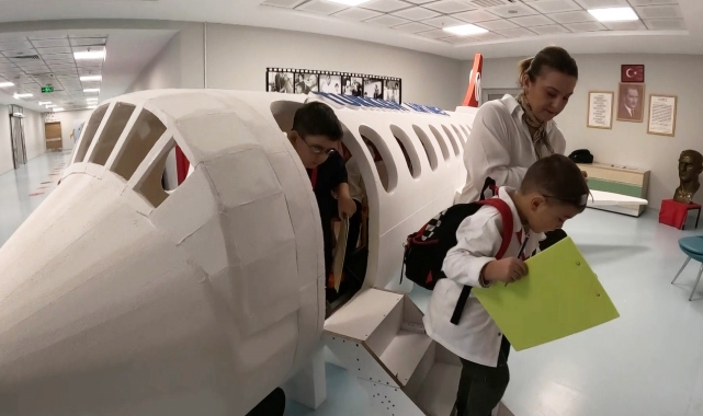 Minikler sağlık çalışanı oldu, dev maket uçakla deprem tatbikatı yaptı