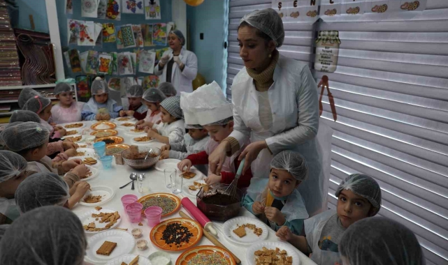 Miniklere özgü kütüphanede 'Kurabiyemi Tasarlıyorum' etkinliği