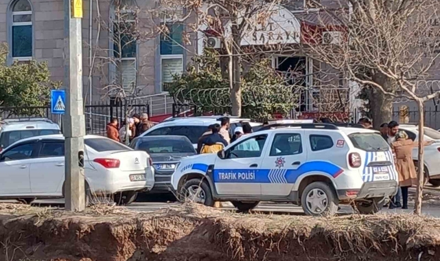 Motosiklet park halindeki otomobile çarptı: 2 yaralı