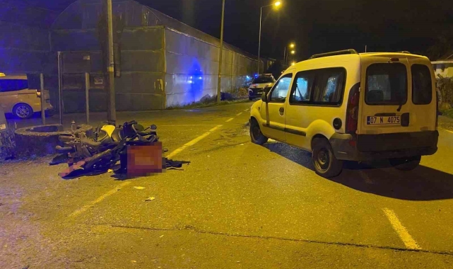 Motosikletle hafif ticari araç çarpıştı: 1'i ağır 2 kişi yaralandı