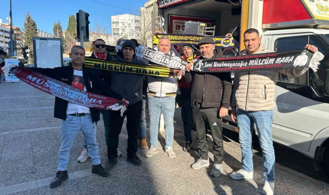 Müslüm Gürses&#039;in vefat yıl dönümünde lokma ve pilav hayrı yapıldı