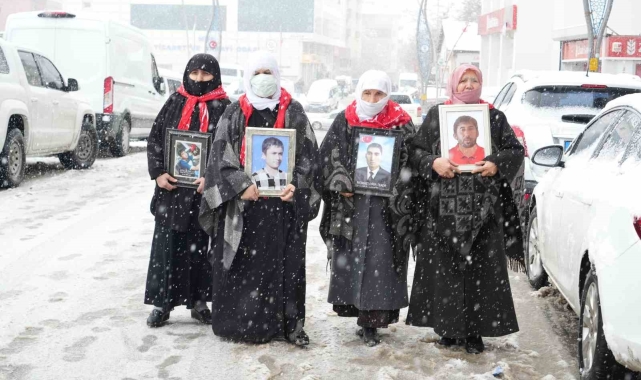 Muş'ta aileler kar altında evlat nöbetini sürdürüyor