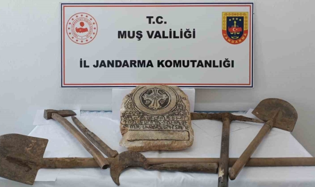 Muş'ta kaçak kazıya suçüstü: Tarihi mermer parçası ele geçirildi
