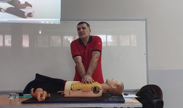 Nazilli'de üniversite öğrencilerine "İlk Yardım ve Afet Öncesi Hazırlık" eğitimi