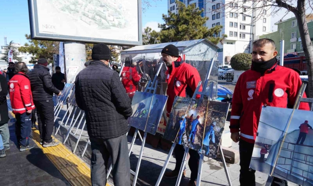 Niğde'de deprem farkındalık fotoğraf sergisi açıldı, açılan stantta bilgilendirme yapıldı