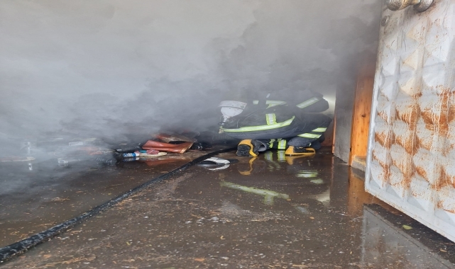 Niksar'da çıkan yangında bir evin deposunda hasar oluştu