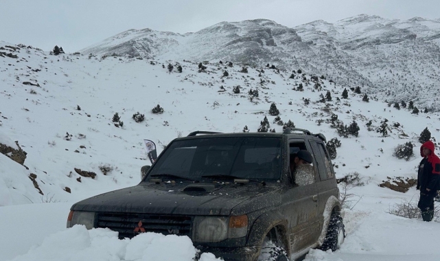 Offroad tutkunlarının karla kaplı yollarda offroad heyecanı