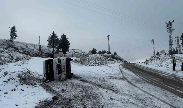 Okul servisi karlı yolda devrildi, öğrenciler korku dolu anlar yaşadı