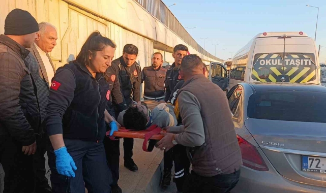 Okul servisine arkadan çarpan lüks otomobil sürücüsü araçta sıkıştı
