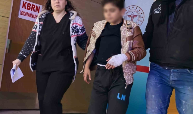 Okulun duvarına tırmanırken tel eline saplanan çocuk yaralandı