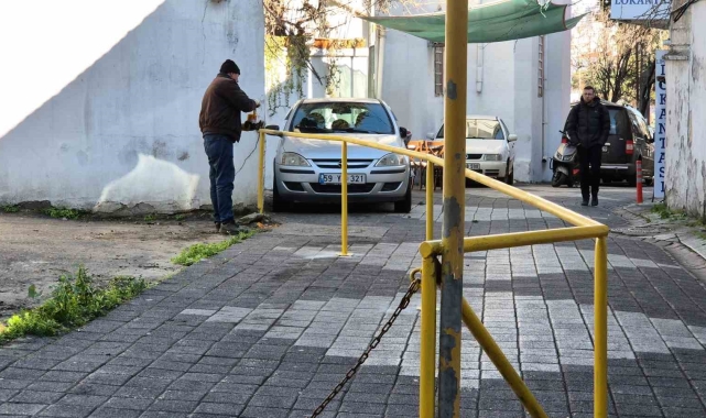 Ölçüm yapınca sokağın yarısı onun çıktı, demir bariyerle kapattı