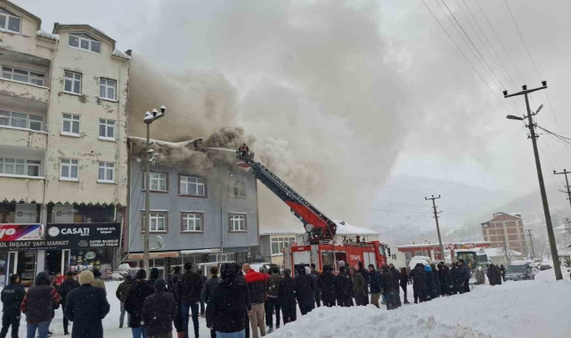 Ordu'da 3 katlı apartmanın çatı katı alevlere teslim oldu