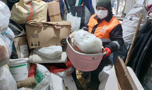 Ordu'da bir evden 10 kamyonet çöp çıkartıldı